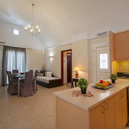 Veldi Art - Kamari Beach Apartment Fira  Dış mekan fotoğraf
