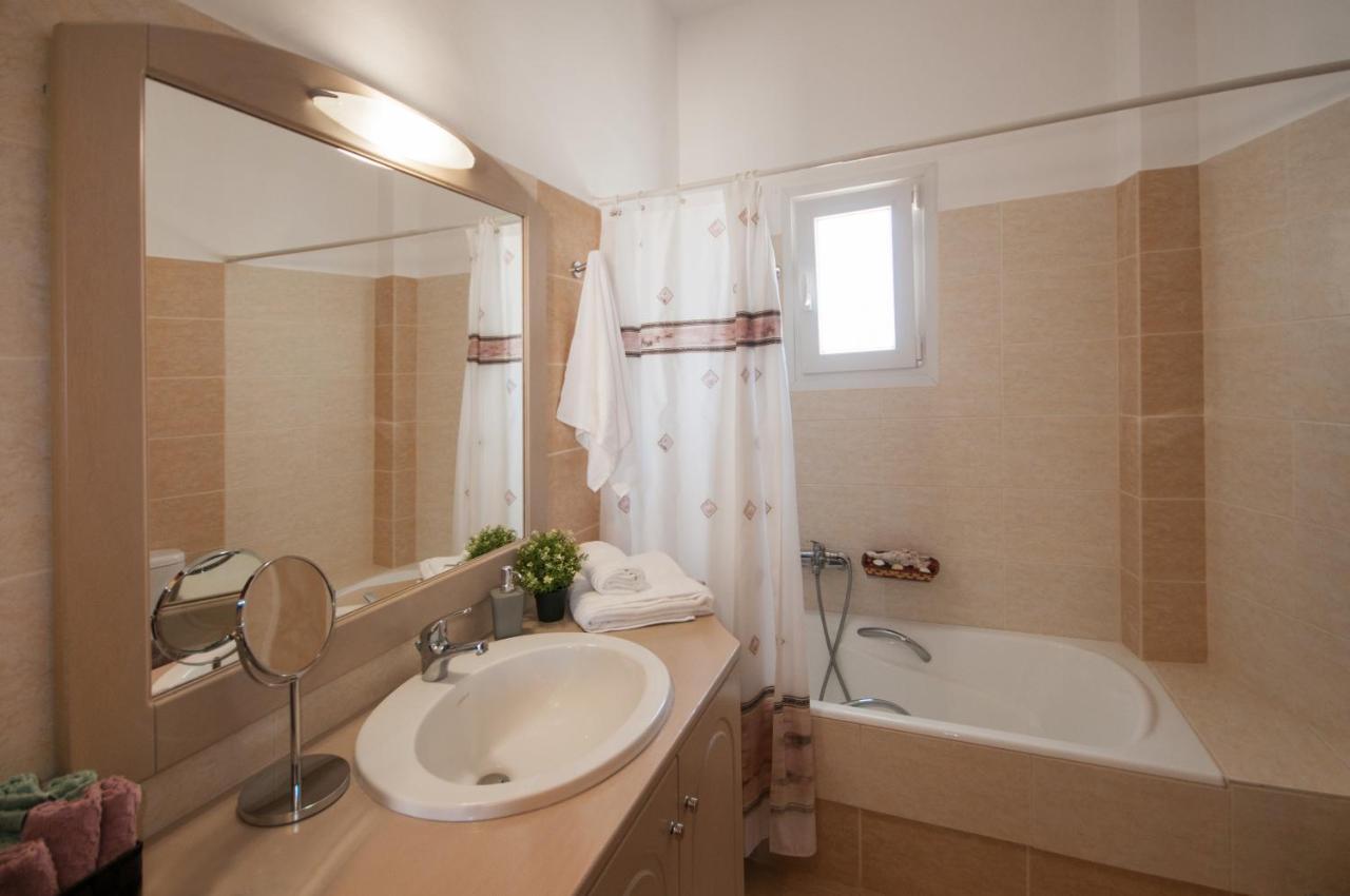 Veldi Art - Kamari Beach Apartment Fira  Dış mekan fotoğraf